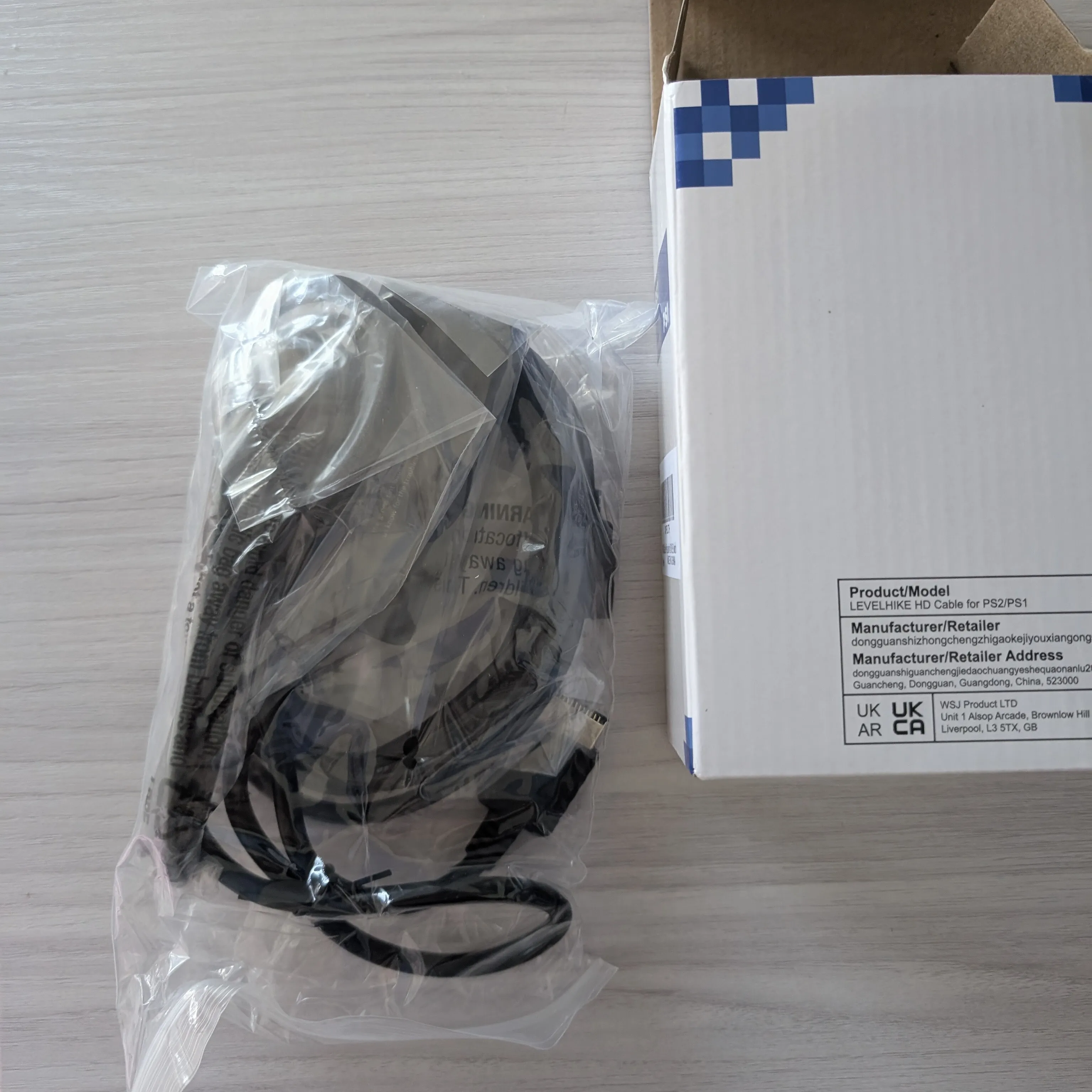 The LevelHike HDMI adapter box contents: the HDMI adapter, an HDMI cable and a USB-A to micro-USB cable to power the adapter; everything is still in their clear plastic bags.